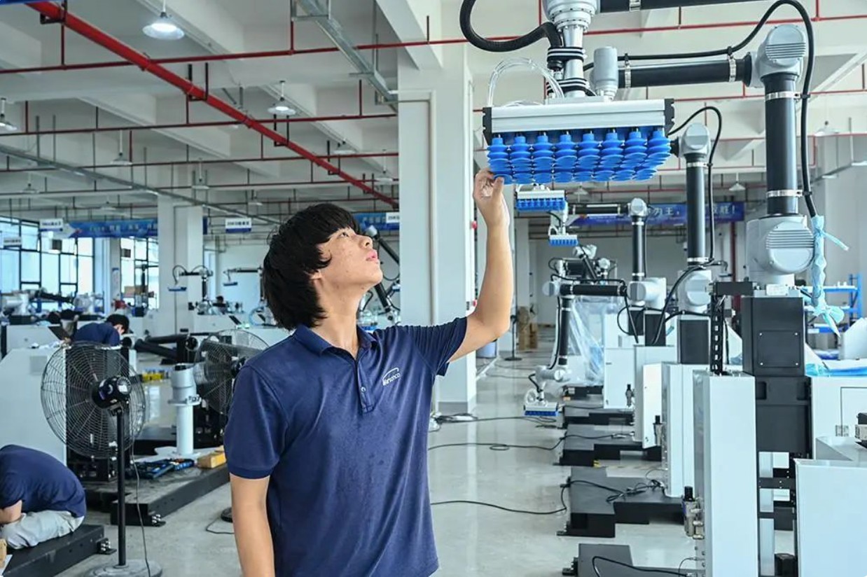 智能码垛机器人:高效精准新宠,革新仓储物流码垛模式